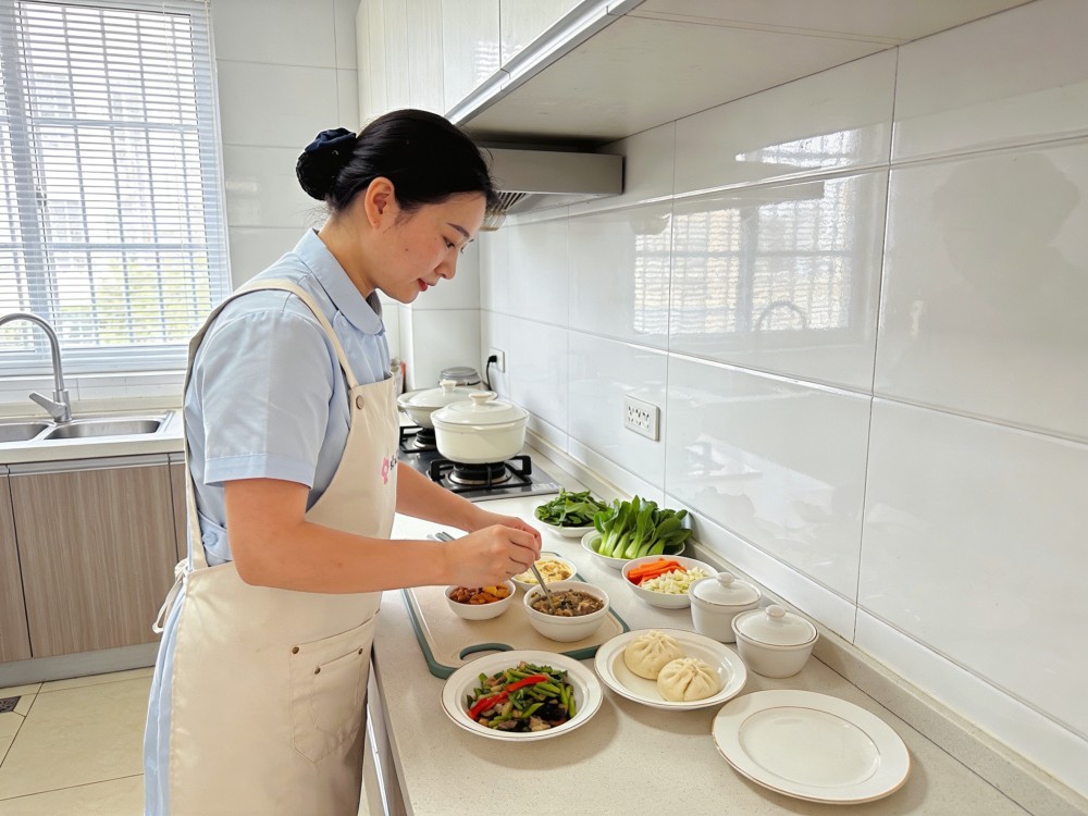 月嫂制作月子餐.jpg