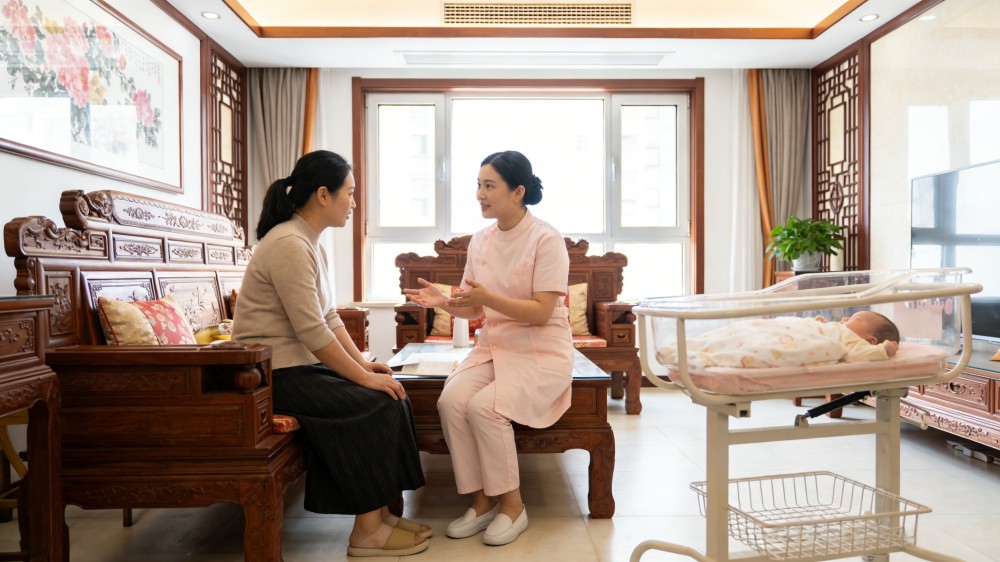 月嫂照顾产妇.jpg