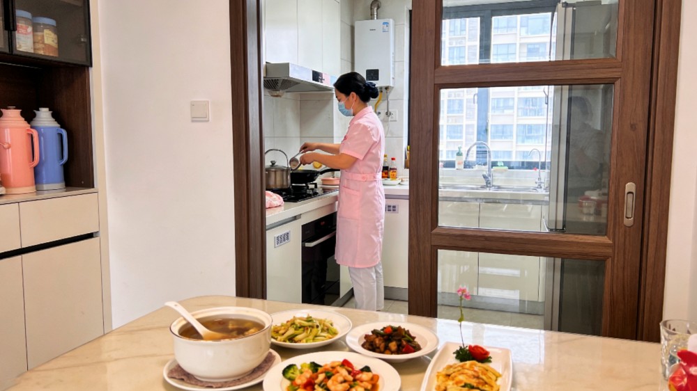 月嫂制作月子餐.jpg