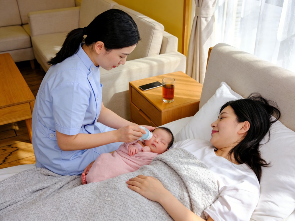 月嫂正在照顾新生儿2.jpg